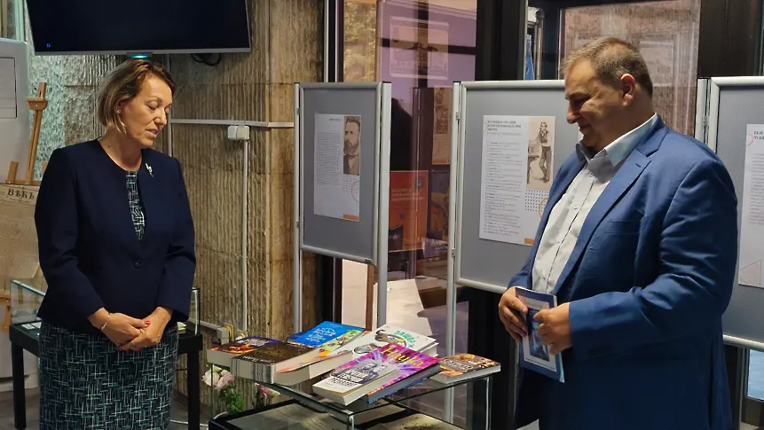 Евродепутат дари книги на варненската библиотека
