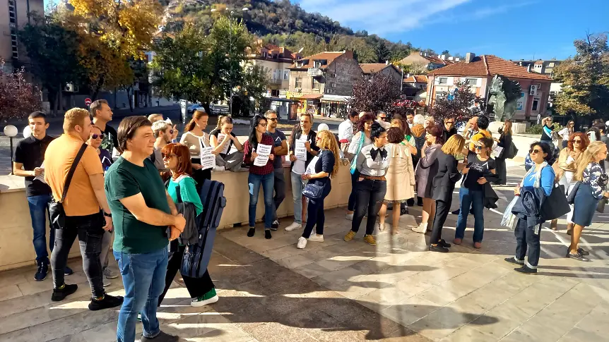 Певци и музиканти от операта в Пловдив на протест срещу недостойното заплащане 