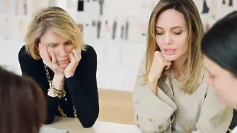 Рокля тип “слип” и наметало от кадифе: Как изглежда новата модна марка на Анджелина Atelier Jolie (снимки)