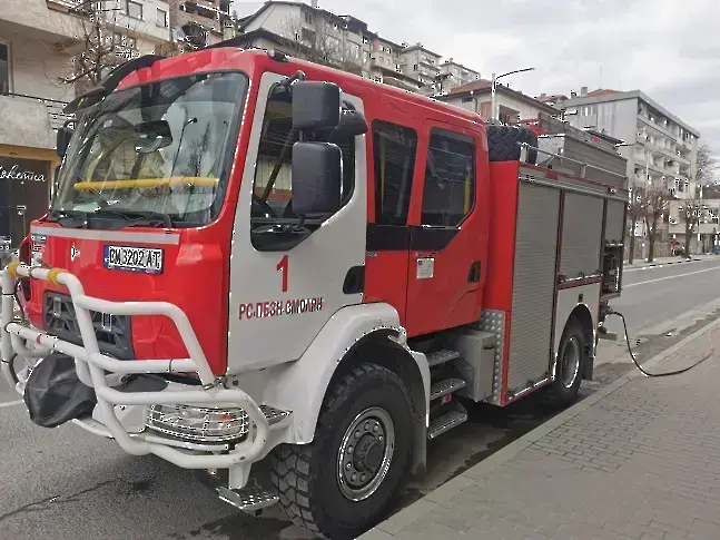 Пожарникари и доброволци гасиха голям пожар край Златоград 