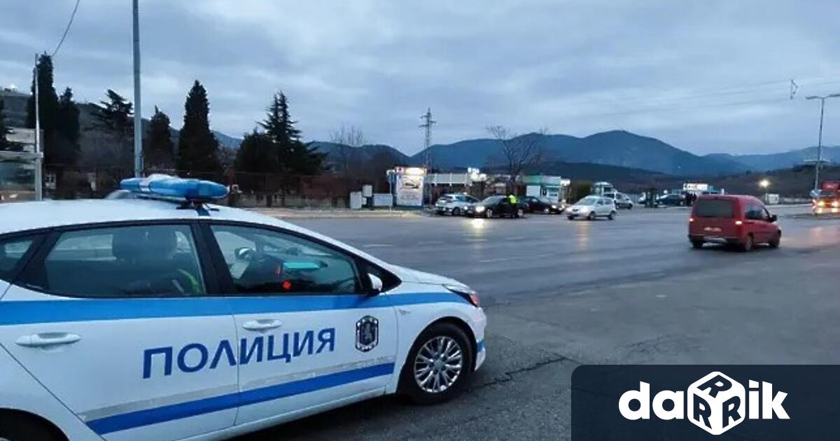12 мигранти превозвани с лек автомобил са задържани от полицията