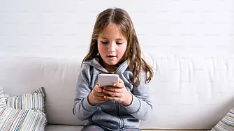Колко години трябва да е навършило едно дете, преди да получи първия си мобилен телефон