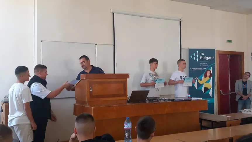 Млади предприемачи от Добрич спечелиха първи места в иновационен лагер на JA Bulgaria