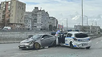 Кола блъсна патрулка и рани двама полицаи във Варна