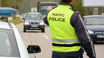 Мъж избяга и се укри от проверка на пътни полицаи