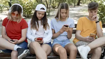 Самоубийства, депресии, отчаяние, гняв: Как смартфоните увреждат едно поколение
