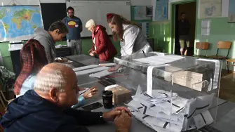 СДВР търси собственика на пари, забравени в изборна секция