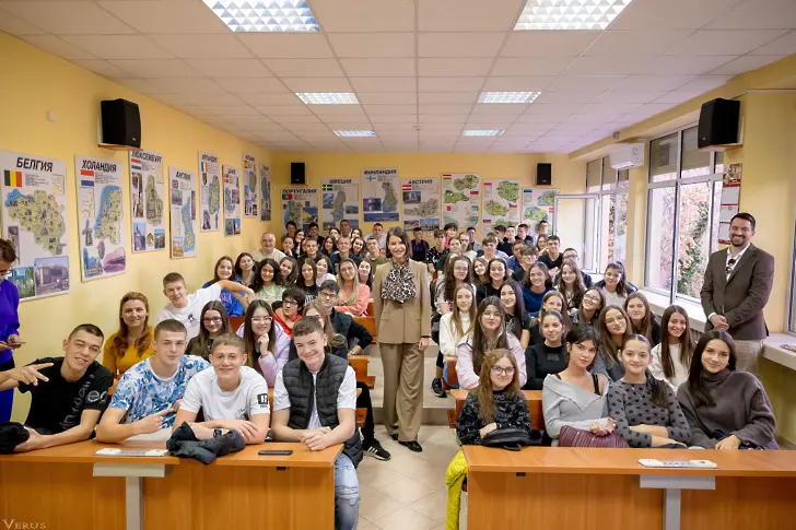 Флашмоб инициативата „Младежкият глас на Плевен” обедини десетки младежи, артисти и обществени личности 