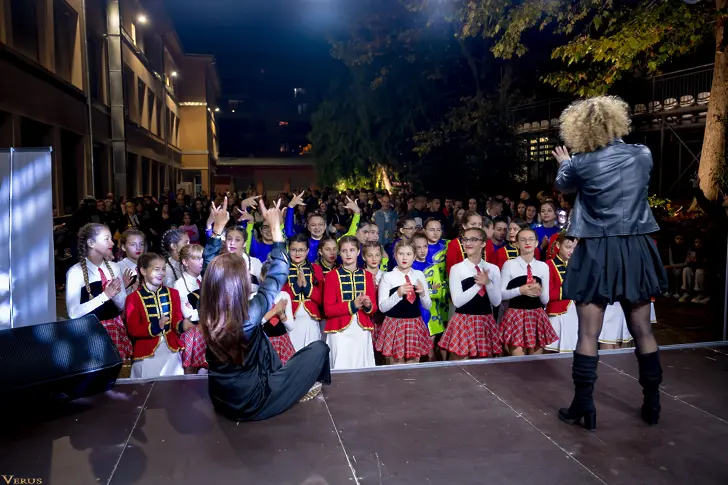 Флашмоб инициативата „Младежкият глас на Плевен” обедини десетки младежи, артисти и обществени личности 