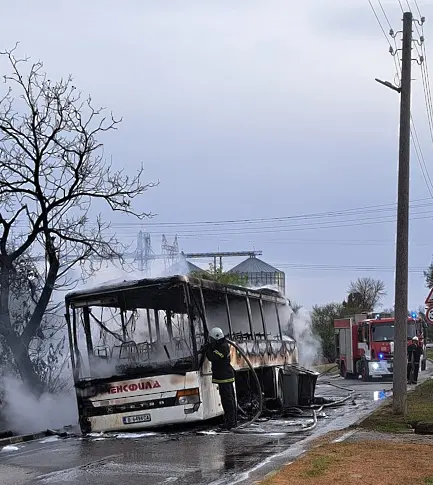 Aвтобус изгоря край варненско село