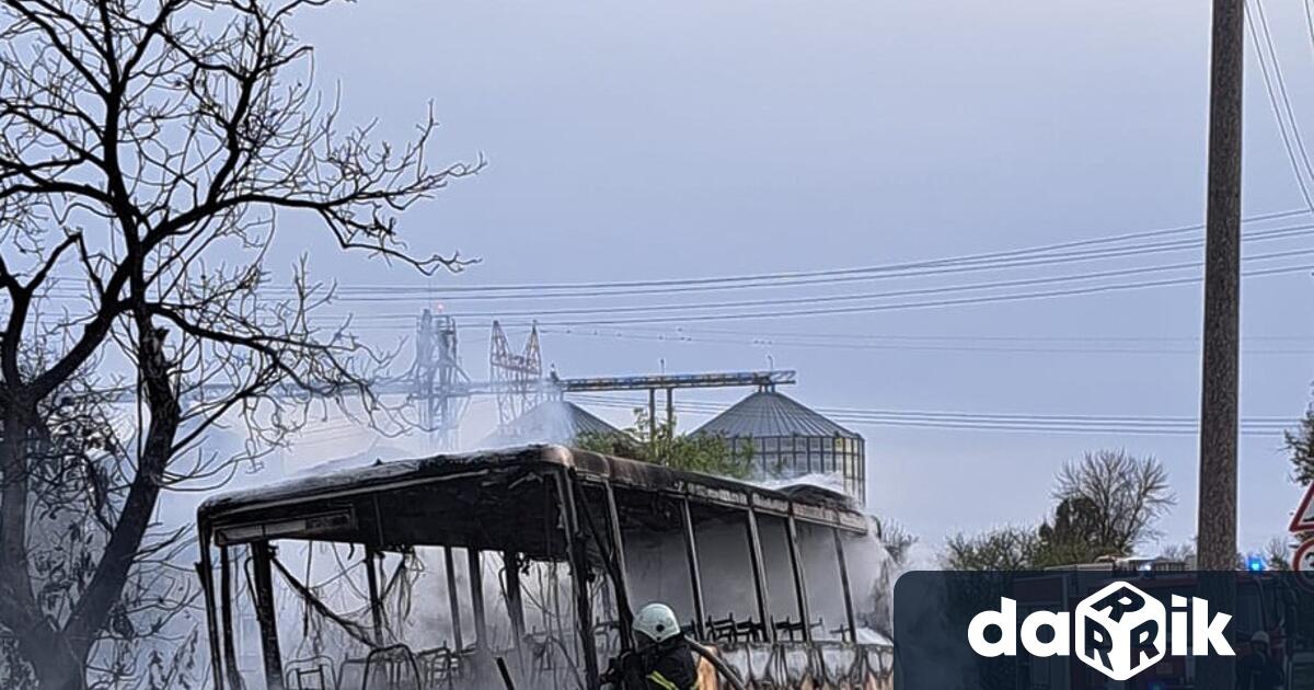 Пътнически автобус изгоря край аксаковското село Зорница вчера следобед Огненият