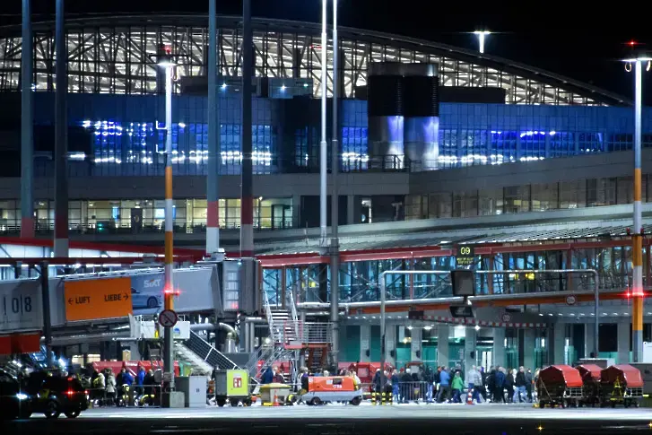 “Животът му е купчина парчета”. След 18-часова заложническа драма мъжът от летището в Хамбург се предаде 