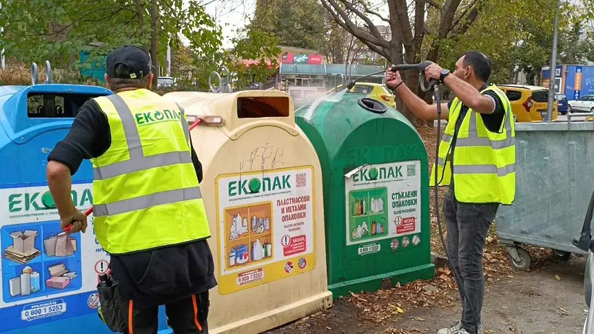 Почистват контейнерите за разделно събиране на отпадъци в Добрич