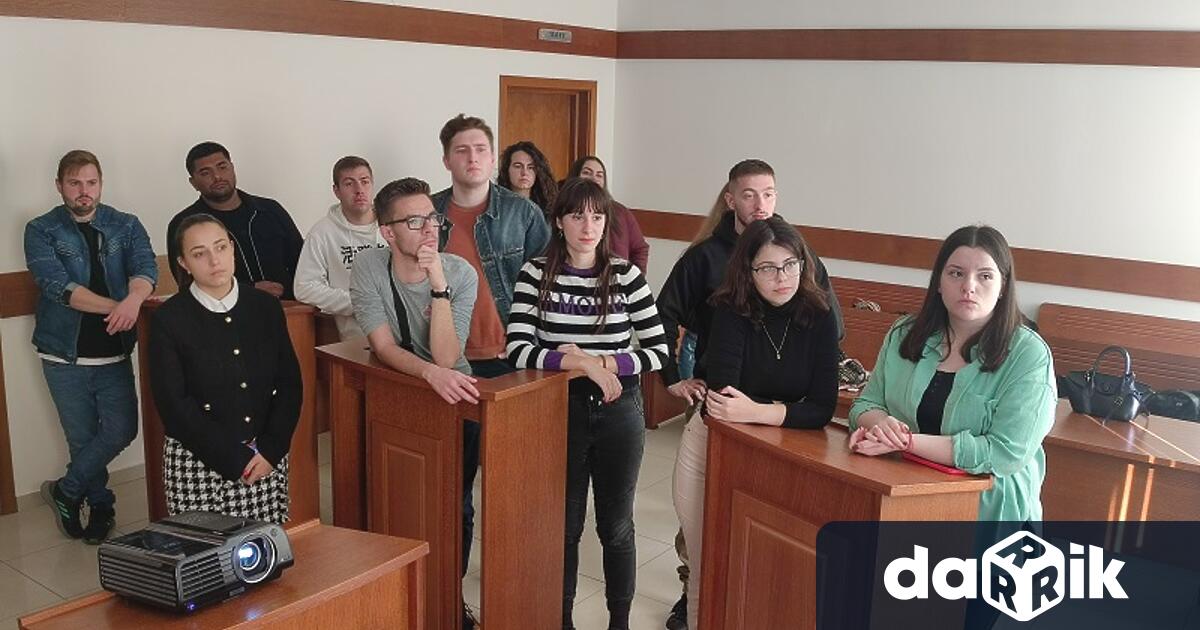 Студенти от четвърти курс на специалността Право на Русенския университет