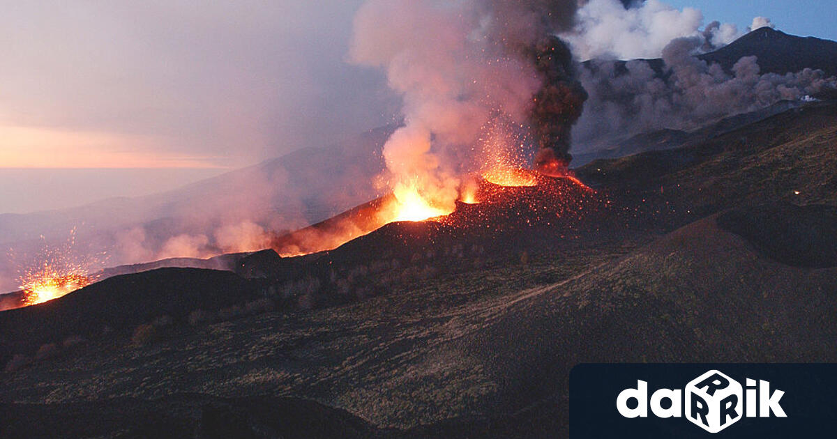 Вулканът Етна изригна изхвърляйки лава и пепел над Сицилия Летището
