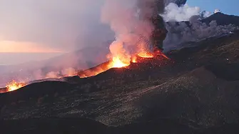 Вулканът Етна изригна и предизвика повишаване на нивото на опасност (видео)