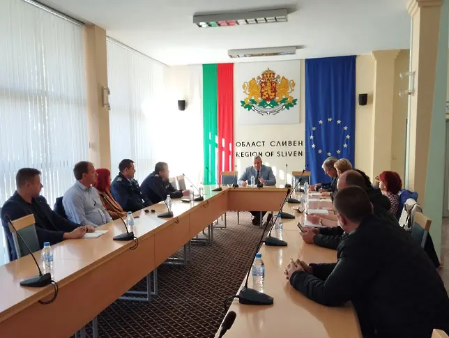 Въвеждат забрана за отглеждането на домашни птици на открито в Сливенска област