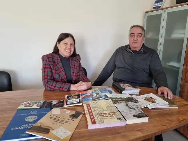 Дългогодишният кореспондент на БТА в Плевен Малин Решовски направи поредно дарение на регионалната библиотека 