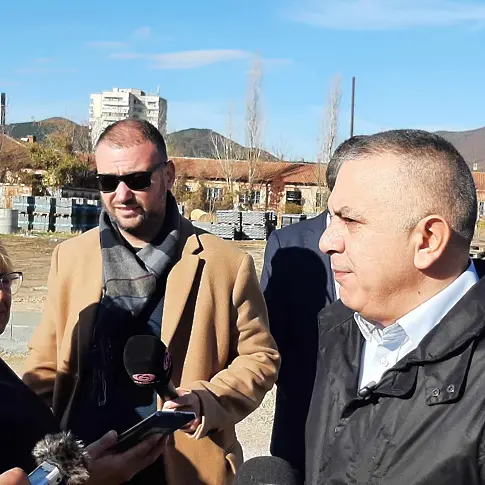 Работят по основата на новата улицата, свързваща два булеварда в Сливен