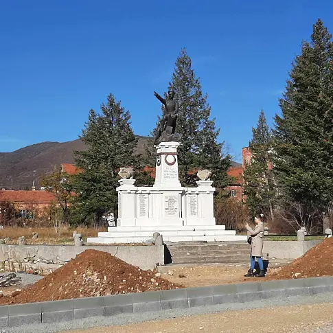 Работят по основата на новата улицата, свързваща два булеварда в Сливен