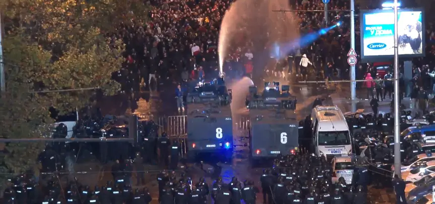Водно оръдие, бомбички по полицията и хаос: Провежда се масов протест срещу БФС (видео и снимки)