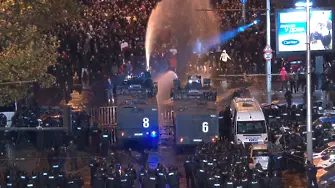 Водно оръдие, бомбички по полицията и хаос: Провежда се масов протест срещу БФС (видео и снимки)