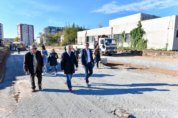 Работят по основата на новата улицата, свързваща два булеварда в Сливен
