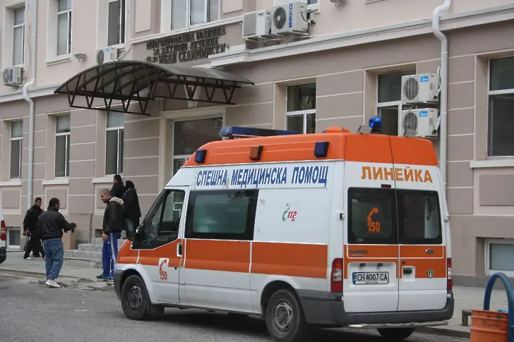 Млад мъж е в болница след пътен инцидент край Сливен