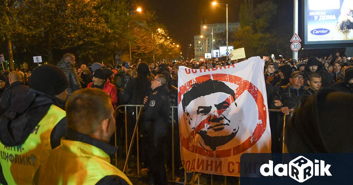 Бой ранени и арестувани при протеста срещу Българския футболен съюз