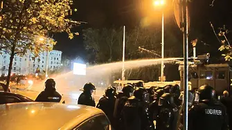 Протестът срещу БФС е извън контрол - Бой, ранени, арести, водно оръдие и огън (видео и снимки)