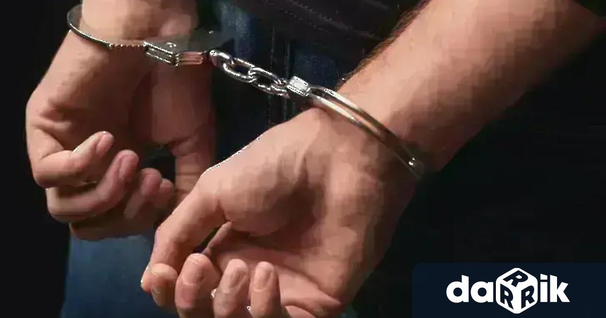 Полицията задържа мъж за домашно насилие над51-годишна перничанка и малолетния
