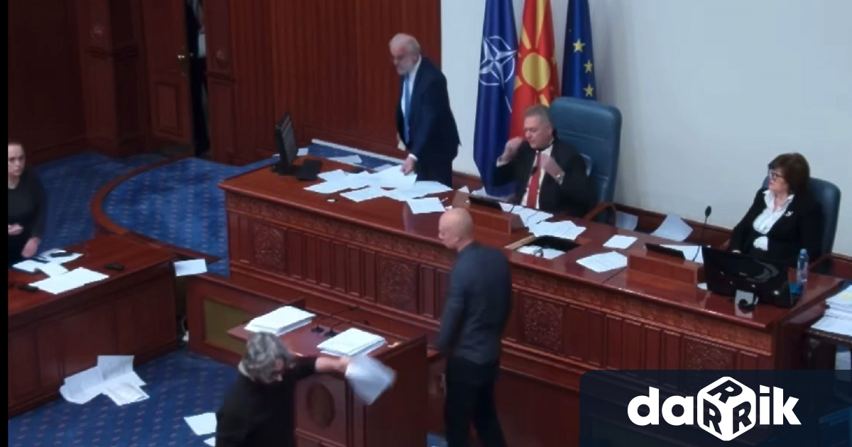 Скандалв македонския парламент Депутатчупикомпютри и инвентар и хвърлядокументи из заседателната