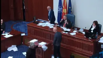 Хаос в македонския парламент: Депутат вилнее и троши по време на заседание (видео)