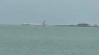 Самолет падна в залив край Хавайските острови, 9 души стигнаха до брега (видео)