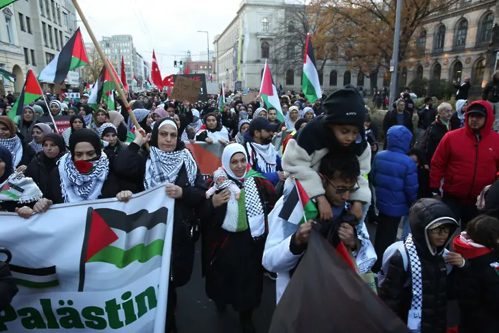 Над 4000 души протестираха в Берлин срещу войната в Газа (видео и снимки)