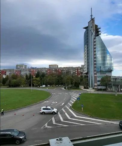 Ламарина виси от хотел, отцепиха възлов участък в Бургас 