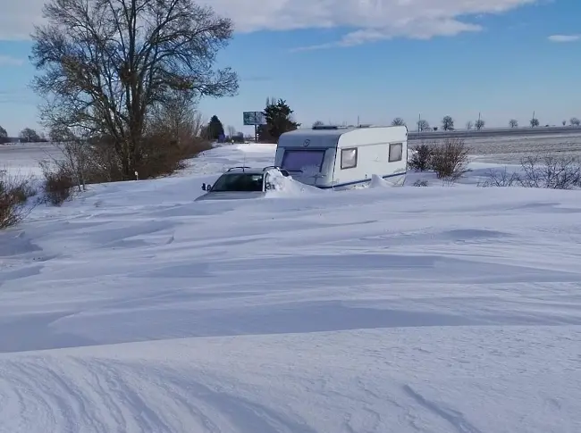 Продължава разчистването на преспите и падналите дървета по път II-29 Добрич – Варна и път II-27 Тръница – Бдинци 