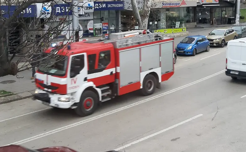 Три екипа на РС ПБЗН-Плевен гасиха пожар в жилищна кооперация в Плевен