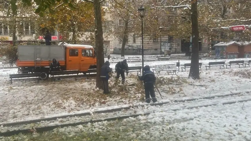 Продължава работата по почистването на снега в Русе