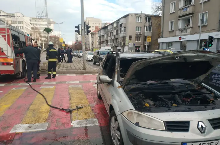Кола пламна в движение, отцепиха възлов булевард в Бургас 