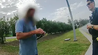 За да не дава пари за такси: Пиян мъж се закрепи за шасито на камион, измина 400 км (видео)