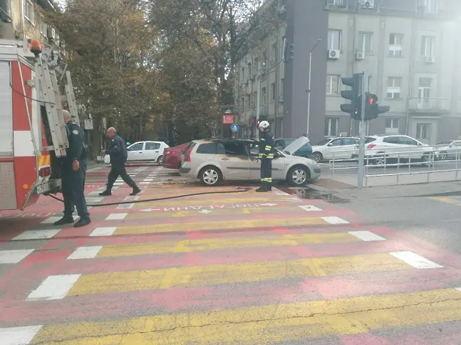 Кола пламна в движение, отцепиха възлов булевард в Бургас 