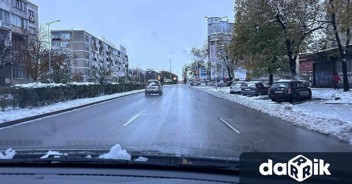 20 пясъкоразпръсквачаи 32 снегорина обработват улиците на Пловдив от първите