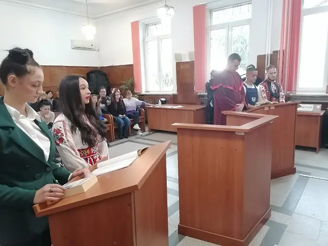 В Районен съд – Враца се проведе симулативен съдебен процес по откъс от романа „Железният светилник“
