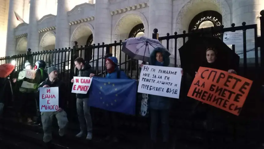 Протести срещу насилието над жени в много градове