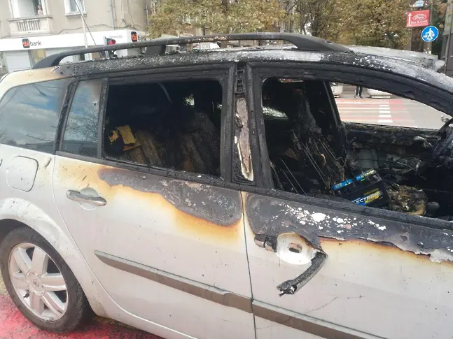 Кола пламна в движение, отцепиха възлов булевард в Бургас 