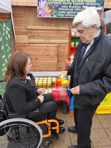 В Плевен започна Базар на меда и пчелните продукти, организиран от Областния пчеларски съюз