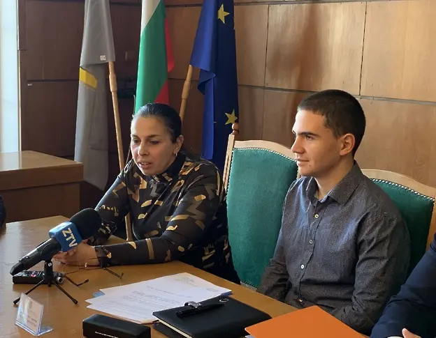 Кметът на Плевен приветства медалистите от световното по карате в Япония Тихомир Тодоров и Милена Кирниколова/СНИМКИ/