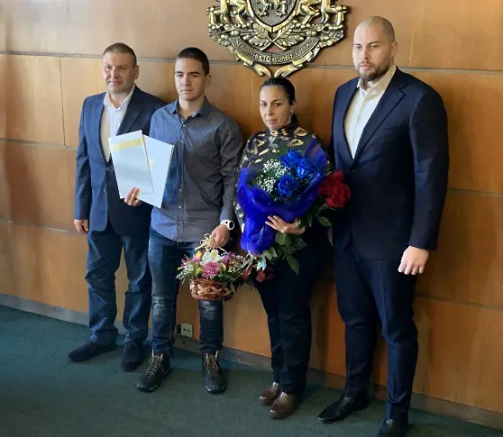 Кметът на Плевен приветства медалистите от световното по карате в Япония Тихомир Тодоров и Милена Кирниколова/СНИМКИ/