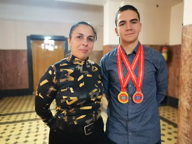 Кметът на Плевен приветства медалистите от световното по карате в Япония Тихомир Тодоров и Милена Кирниколова/СНИМКИ/